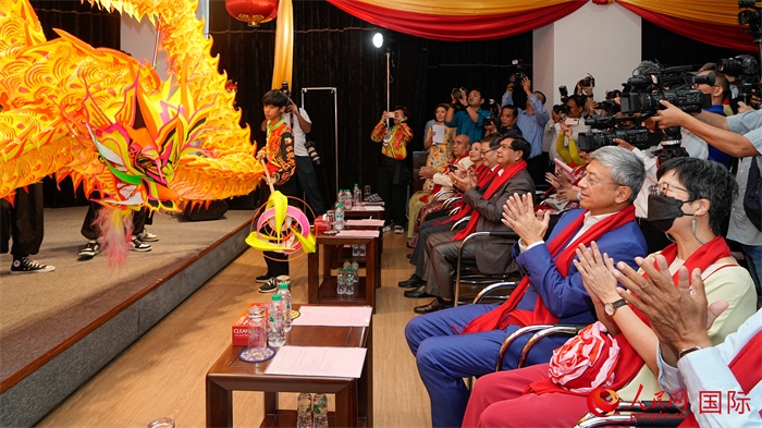 嘉賓觀看傳統(tǒng)舞龍表演。人民網(wǎng)記者 謝佳君攝