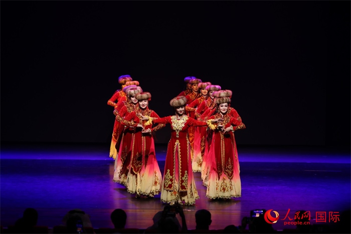 2日在阿聯(lián)酋迪拜舉行的大型音舞詩畫《新疆是個(gè)好地方》文藝演出。人民網(wǎng)記者任皓宇攝