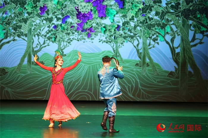 2日在阿聯(lián)酋迪拜舉行的大型音舞詩畫《新疆是個(gè)好地方》文藝演出。人民網(wǎng)記者 任皓宇攝