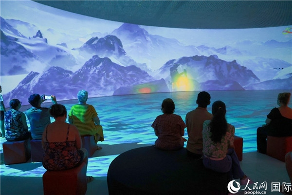 巴西民眾在活動現(xiàn)場觀賞“走進(jìn)中國：沉浸式體驗展”。人民網(wǎng)記者 陳海琪攝