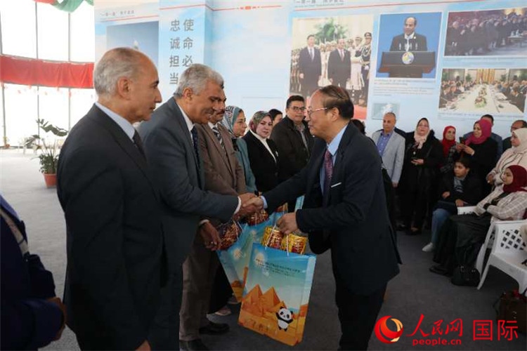 中國(guó)駐埃及使館教科處盧春生公參為埃及師生發(fā)放新年禮包。人民網(wǎng)記者 黃培昭攝