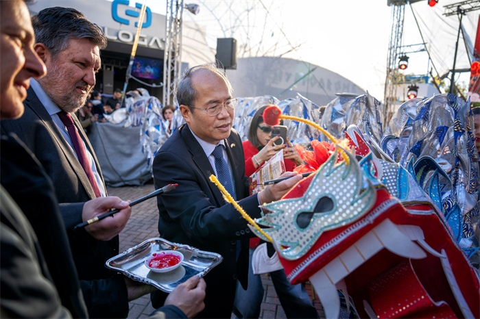 中國駐希臘大使館大使肖軍正與希方嘉賓為舞龍點(diǎn)睛?！吨邢r報(bào)》供圖