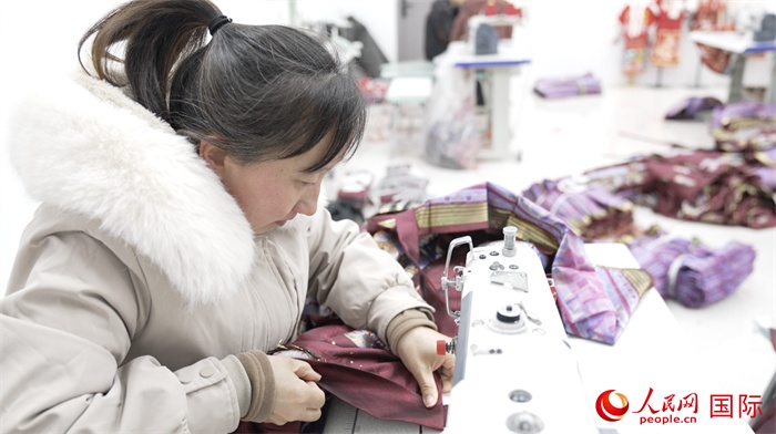 1月24日，在山東省菏澤市曹縣大集鎮(zhèn)云牧服飾有限公司，高燕正在縫制馬面裙。 人民網(wǎng)記者 袁蒙攝