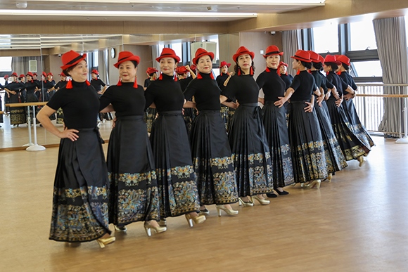 廈門思明區(qū)老年大學(xué)老年模特班正在上課。