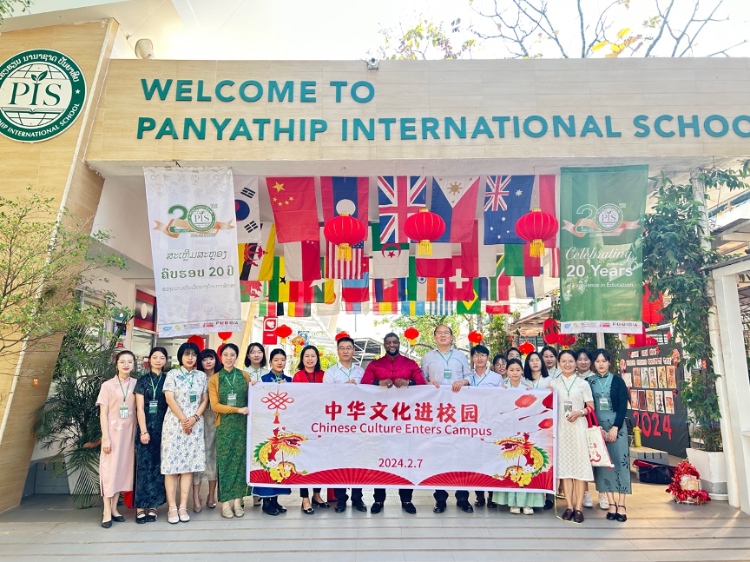 駐老撾使館政治處主任杜長(zhǎng)青與白云碧國(guó)際學(xué)校校方、參會(huì)志愿者教師合影。活動(dòng)主辦方供圖