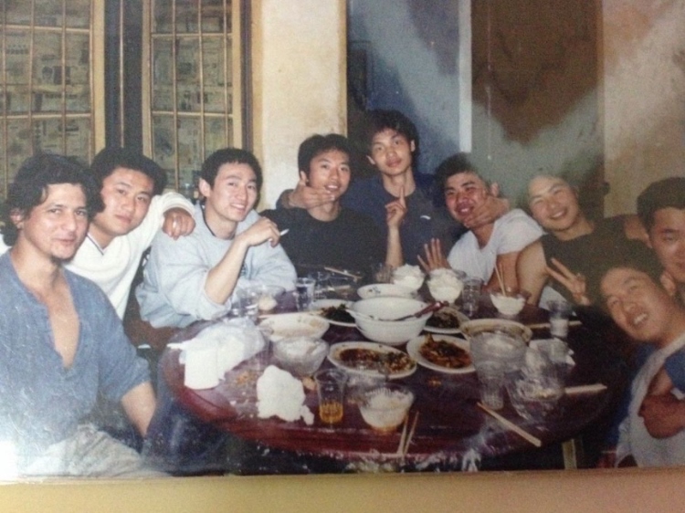 2007 年，卡洛斯·卡斯蒂略（左一）和他的中國朋友在武漢慶祝春節(jié)。圖片由受訪者提供