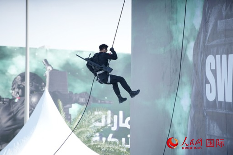 中國特警索降。人民網(wǎng) 塔里克·易卜拉欣攝