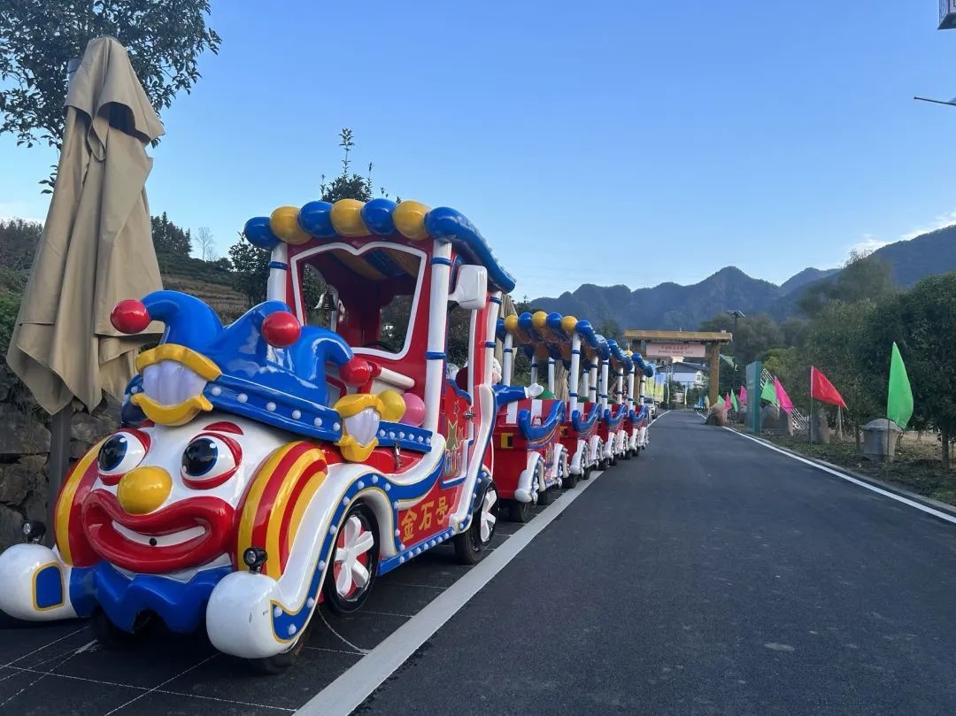 2023年10月，金石村集體出資購買了兩輛無軌觀光小火車。紫陽縣融媒體中心供圖