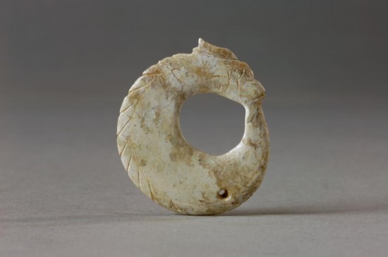 安徽含山凌家灘遺址出土的凌家灘玉龍(中共含山縣委宣傳部供圖)