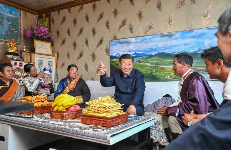 △2021年6月8日，習(xí)近平總書記在青海海北藏族自治州剛察縣果洛藏貢麻村，同藏族牧民索南才讓一家人圍坐在客廳聊家常。