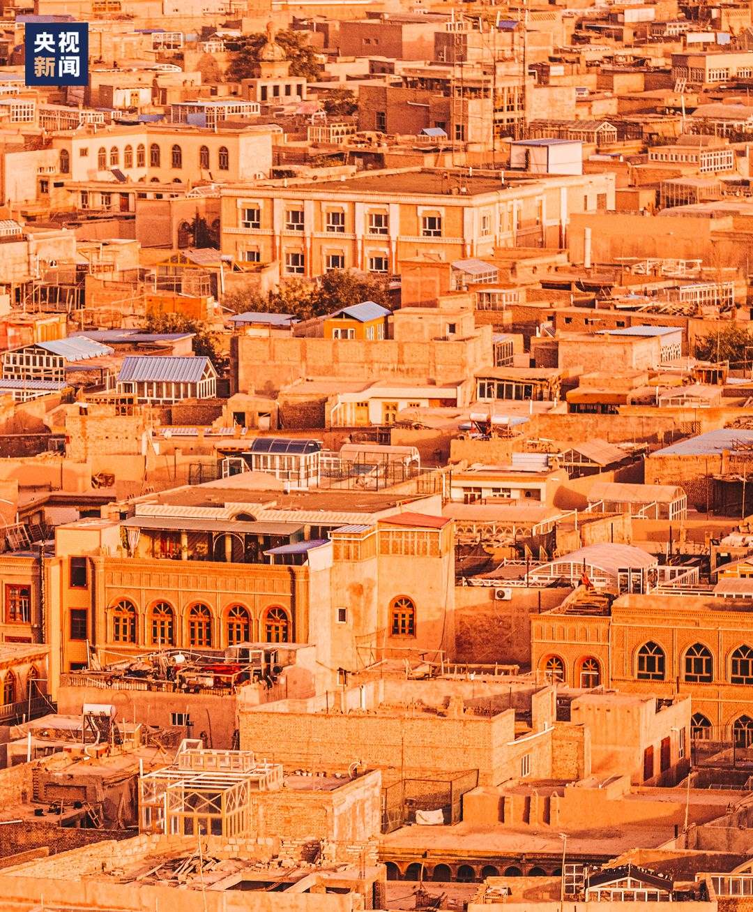 △喀什古城在天山和昆侖山的守護(hù)下，留住了千年前的樣子。