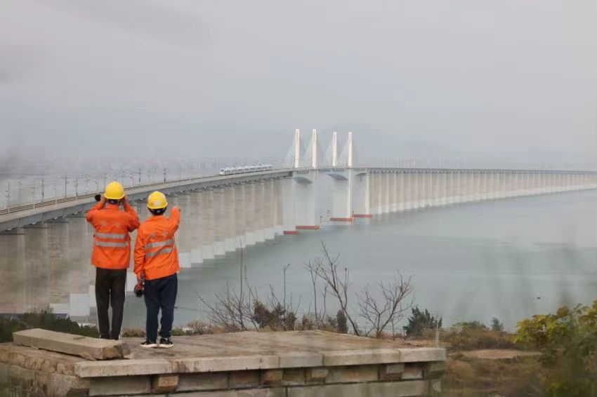 許沖和工友在白天巡視湄洲灣大橋上的供電設備。胡鵬攝