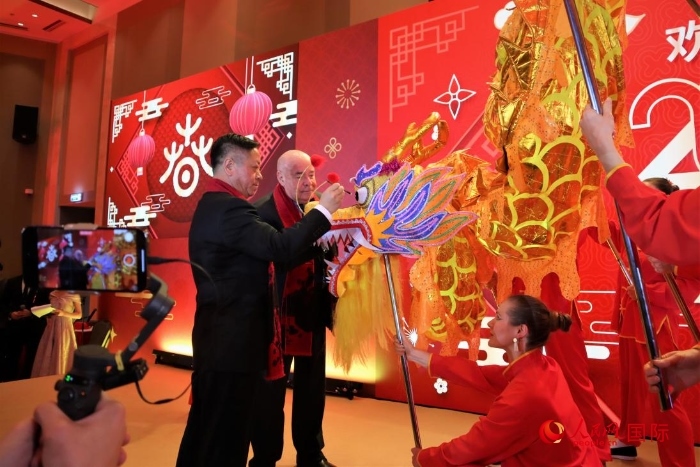 張漢暉（左）、施威特科（右）共同為彩龍點(diǎn)睛。于子恒攝