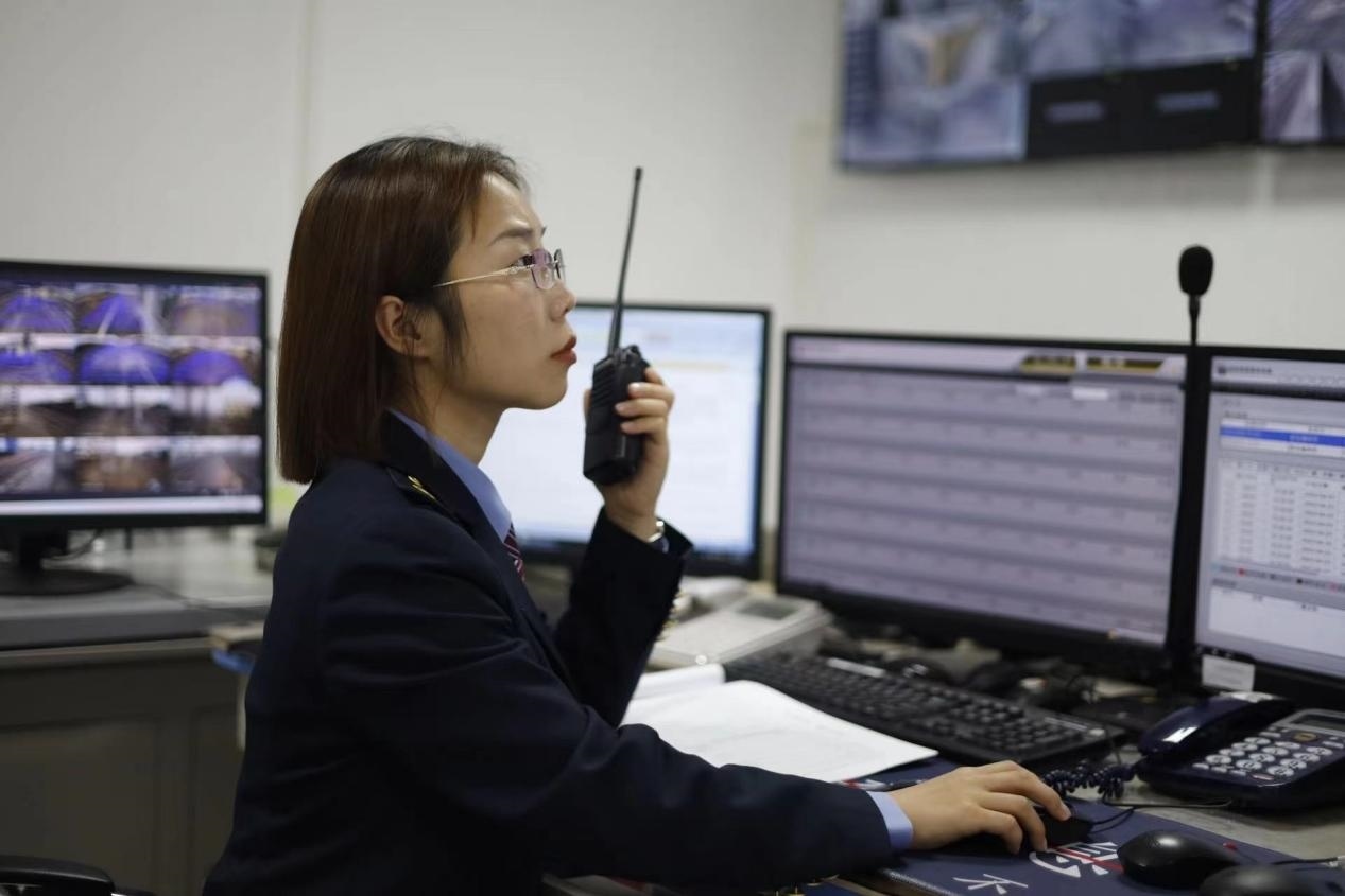 張華正在使用對講機溝通客運工作情況。蔡紫妍攝