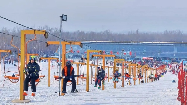 新春走基層｜滑雪場上過春節(jié)！冰城“冷資源”變成“熱經(jīng)濟(jì)”