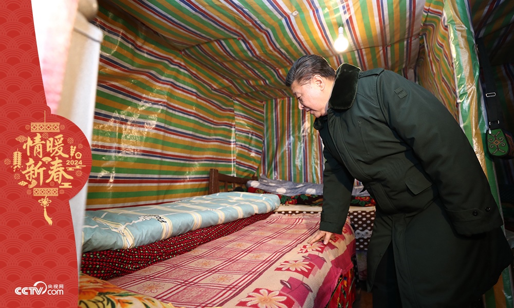 2018年2月11日，習(xí)近平總書記在四川三河村貧困戶吉好也求家中看望。