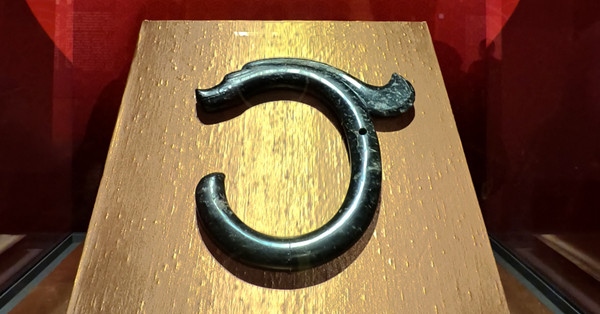 紅山文化C形玉龍。人民網(wǎng)記者 韋衍行攝