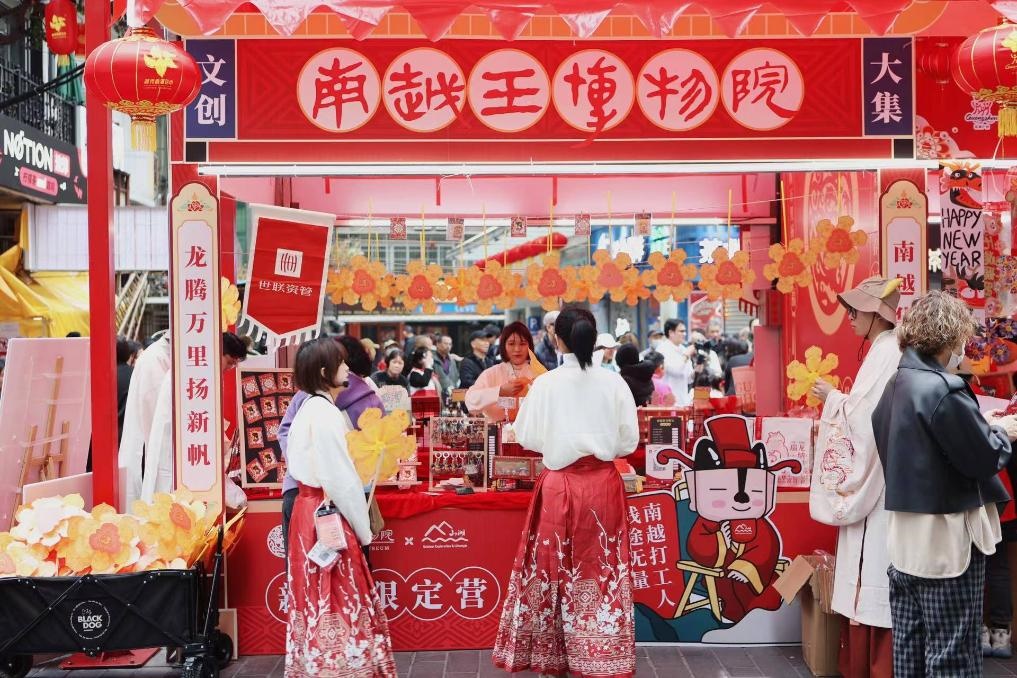 在西湖花市的南越王博物院攤位，文創(chuàng)與花市的跨界融合吸引了不少市民游客駐足。（南越王博物院供圖）