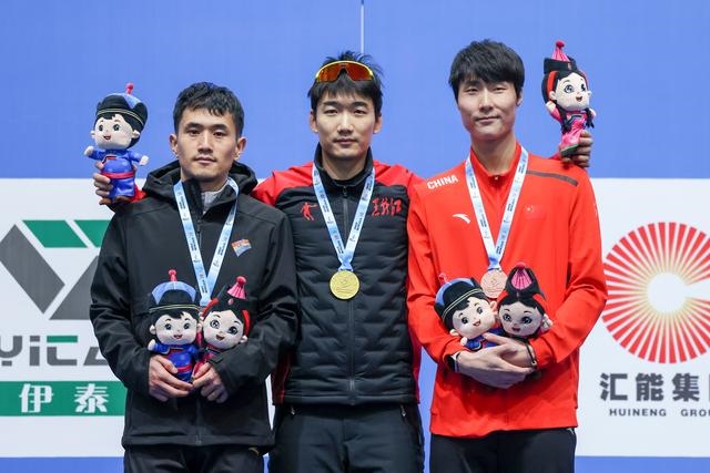 1月12日，“十四冬”速度滑冰（公開組）男子500米比賽，冠軍黑龍江隊選手高亭宇（中）、亞軍遼寧隊選手楊濤（左）、季軍河北隊選手李添龍在頒獎儀式上合影。新華社記者 王楷焱 攝