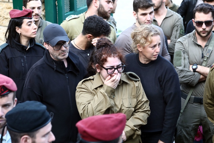 1月23日，在以色列特拉維夫的一處公墓，人們參加一名以色列士兵的葬禮。新華社發(fā)（吉德翁·馬科維奇攝/基尼圖片社）