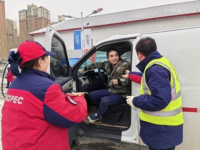 加能站員工為雪天到站充電的司機送來泡面并邀請他到站里休息。受訪者供圖