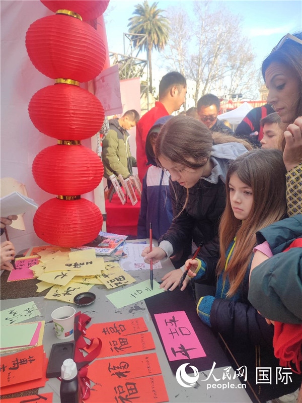 羅馬當(dāng)?shù)孛癖妼h字充滿興趣。人民網(wǎng)記者鄭彬攝