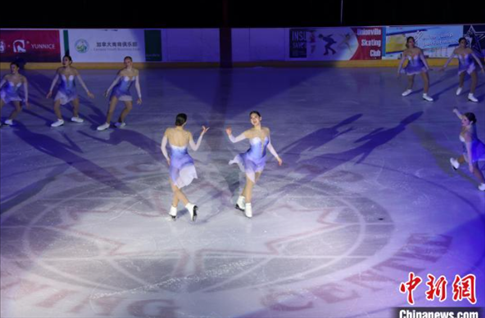 當(dāng)?shù)貢r間2月17日晚，青少年冰上春晚在加拿大多倫多舉行。圖為曾獲加拿大全國冠軍的一支青少年花滑隊進(jìn)行集體自由滑表演。 中新社記者 余瑞冬 攝