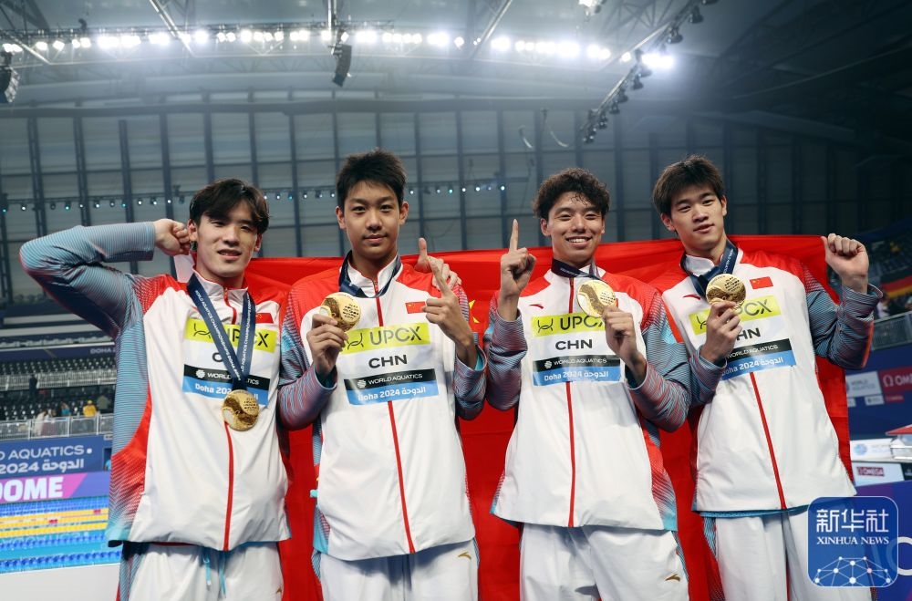 2月11日，2024年多哈游泳世錦賽男子4×100米自由泳接力決賽，中國(guó)隊(duì)選手王浩宇、張展碩、季新杰和潘展樂（從左到右）在頒獎(jiǎng)儀式后合影慶祝。新華社記者 雒圓 攝