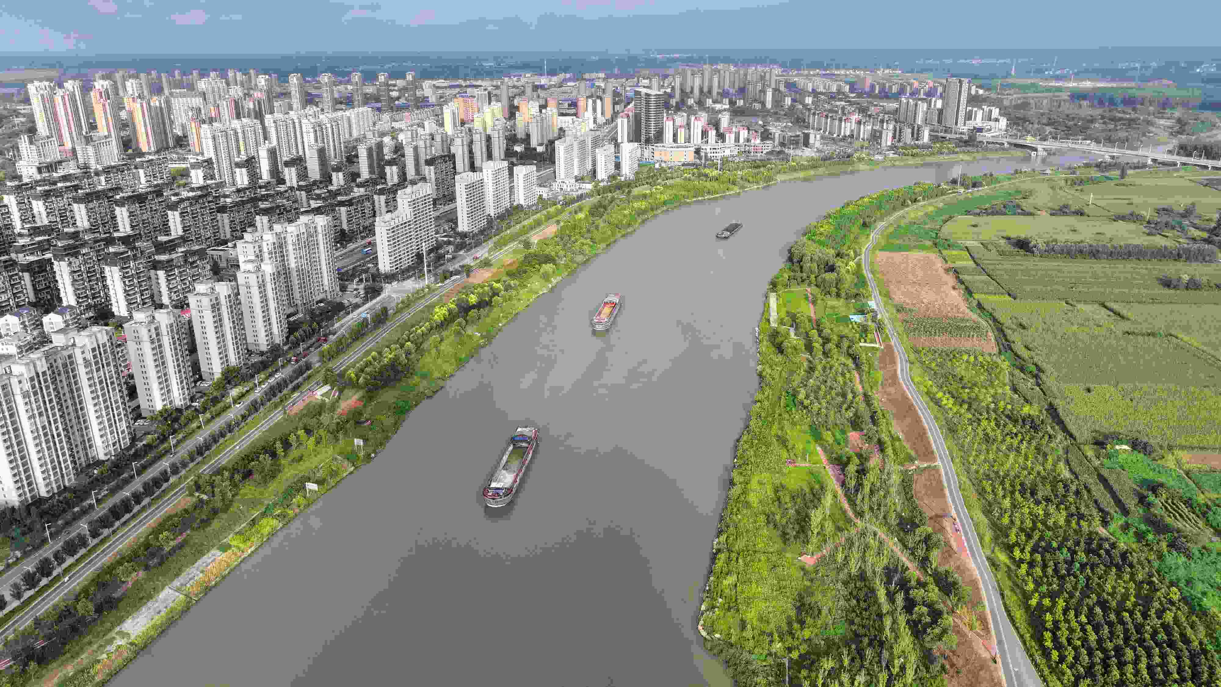 △ 2023年8月21日，安徽阜陽，初秋時節(jié)，界首城市建設(shè)與沙潁河水系、橋梁和綠植相映襯，構(gòu)成一幅生態(tài)宜居的美麗畫卷。