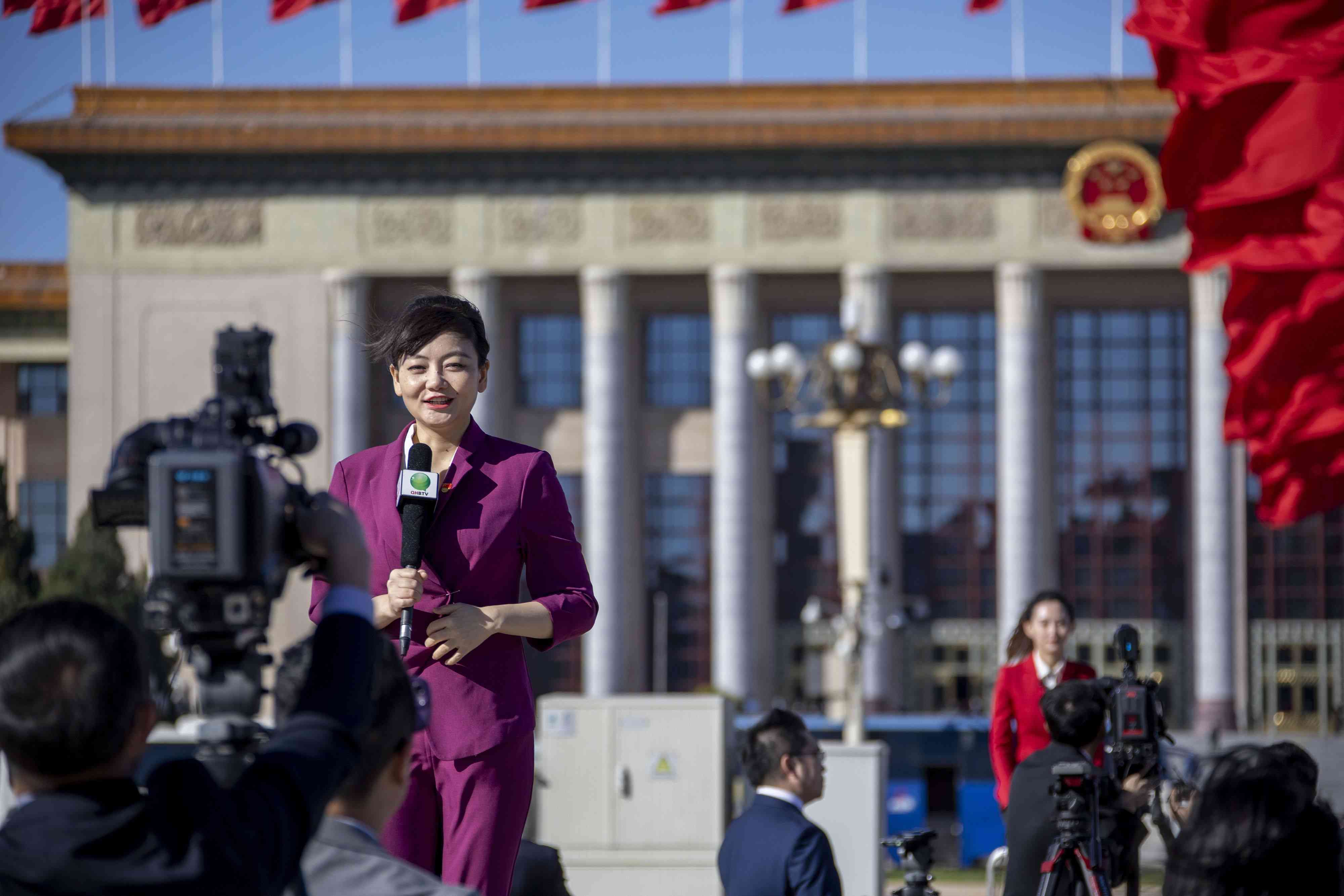 △ 2022年10月22日，北京人民大會堂，中國共產(chǎn)黨第二十次全國代表大會勝利閉幕，媒體記者戶外進(jìn)行現(xiàn)場報道。