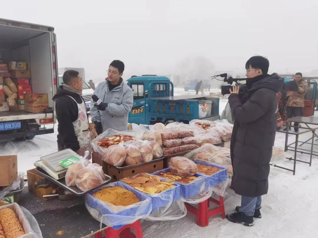 △ 2024年1月1日，在中央廣播電視總臺中央電視臺《新年新愿》報道中，遼寧營口鲅魚圈區(qū)大集賣餅干的小哥憨態(tài)可掬的表情、生機勃勃的臉龐、充滿煙火氣的新年愿望，讓他火爆出圈。