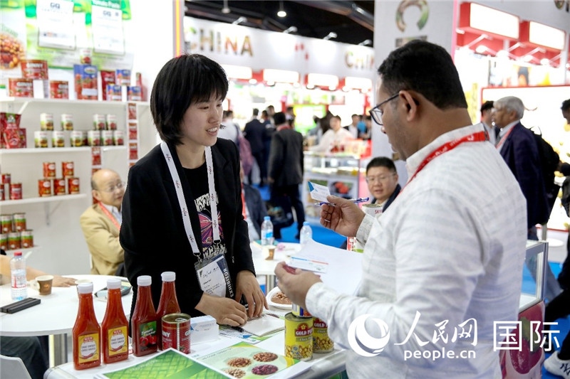 圖為中國參展企業(yè)代表與采購商交流。人民網(wǎng) 塔里克·易卜拉欣攝