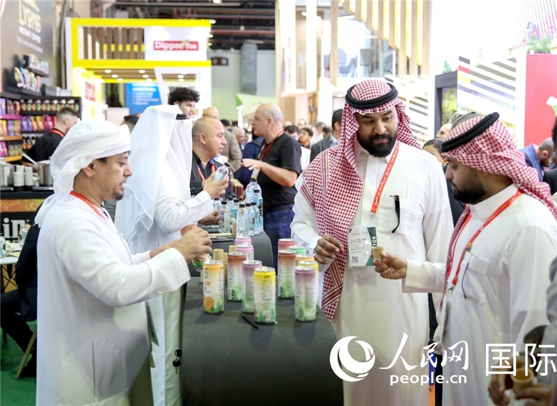 圖為專業(yè)觀眾在海灣食品展飲料展區(qū)參觀。人民網(wǎng) 塔里克·易卜拉欣攝