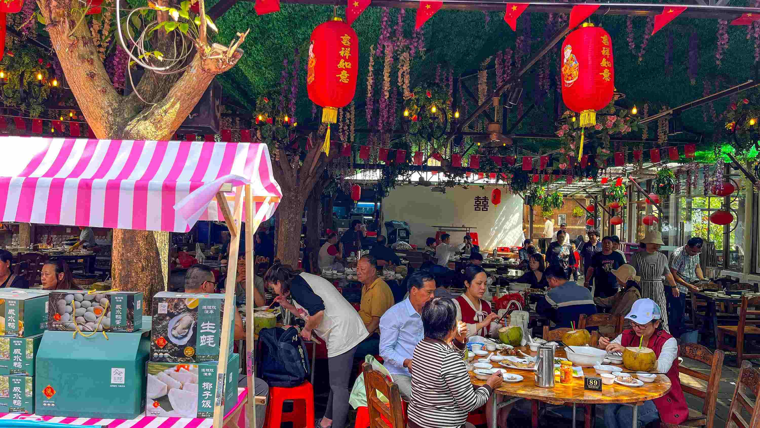 △ 2024年2月17日，春節(jié)假期最后一天，海口鄉(xiāng)村旅游持續(xù)火爆，眾多游客前往漁家樂品嘗特色海鮮和鄉(xiāng)村美食。