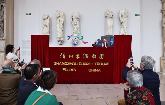 2月10日，在位于法國巴黎埃菲爾鐵塔附近的“建筑與遺產(chǎn)之城”博物館，觀眾欣賞漳州布袋木偶戲。新華社記者高靜攝