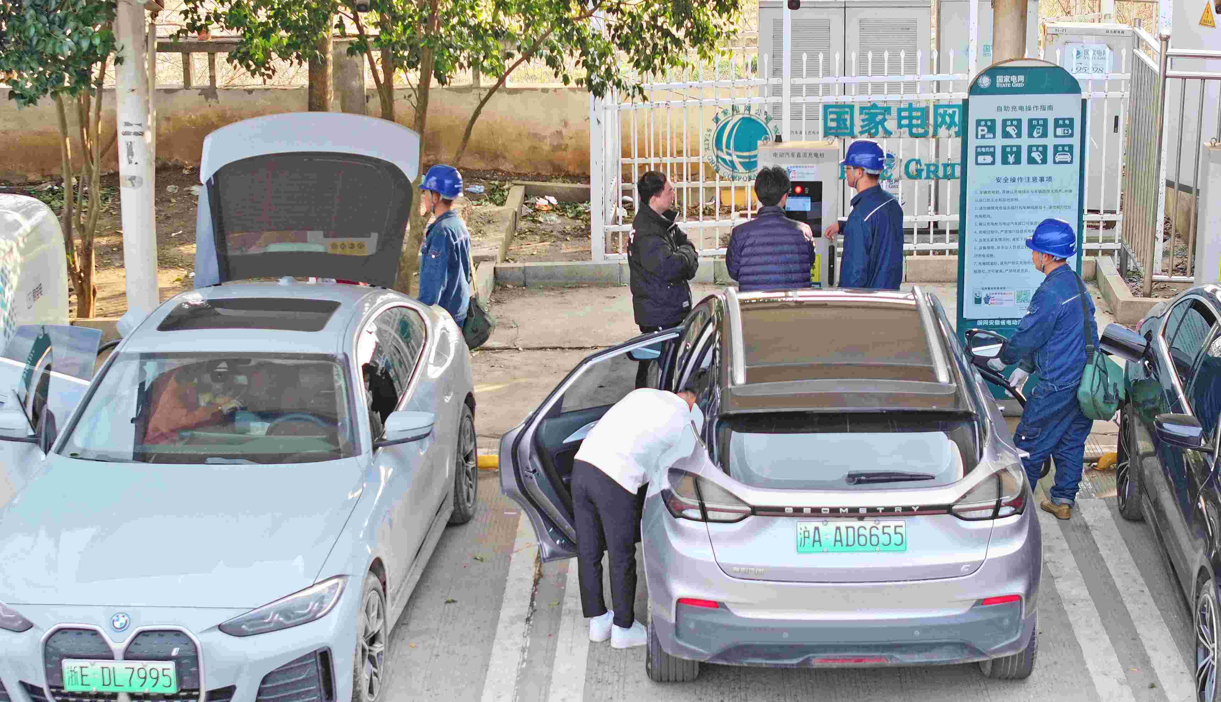 △ 2024年2月17日，安徽滁州來安縣大英鎮(zhèn)境內(nèi)的G36寧洛高速曹莊服務(wù)區(qū)，滁州市供電公司工作人員協(xié)助電動汽車車主高效解決充電中遇到的問題。