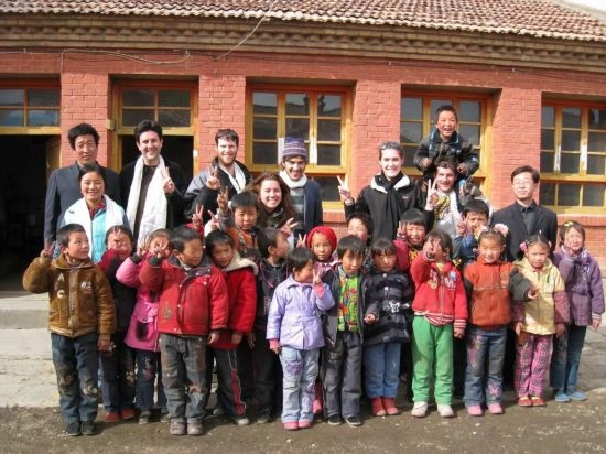 2008年，歐君廷帶領(lǐng)美國大學(xué)生到甘肅一所村辦小學(xué)訪問教課