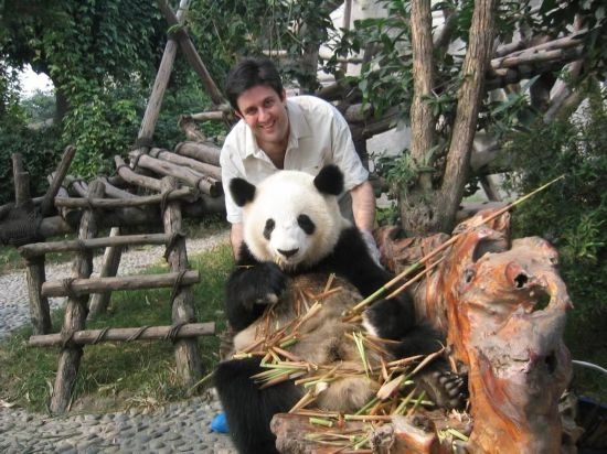 2006年，歐君廷在四川成都和熊貓合影