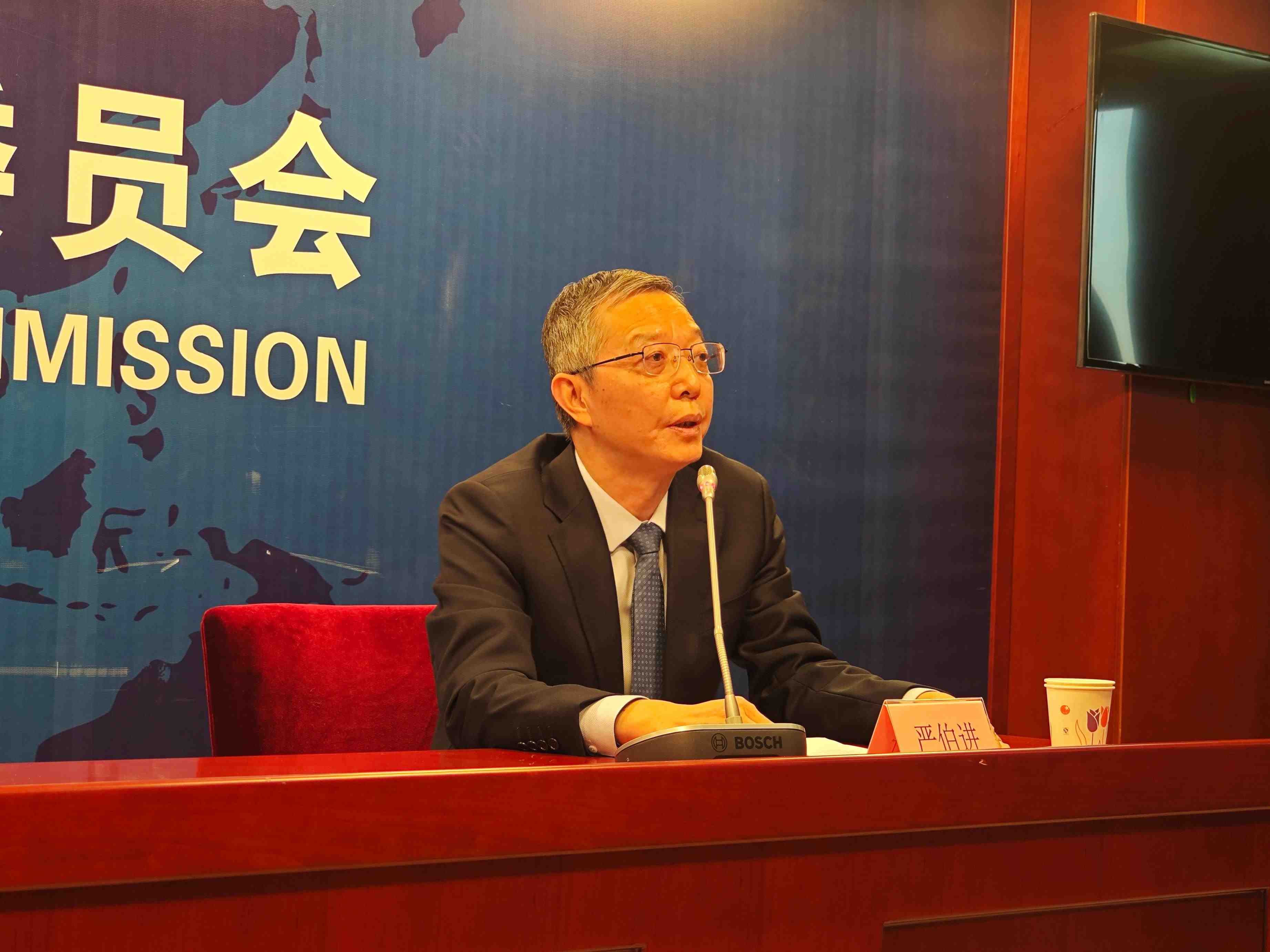 2月23日，嚴(yán)伯進(jìn)在證監(jiān)會(huì)例行新聞發(fā)布會(huì)現(xiàn)場(chǎng)。 人民網(wǎng) 黃盛 攝