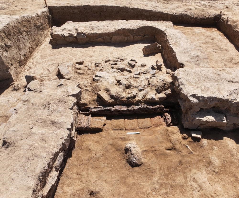 這是都蘭熱水墓群北一區(qū)M37號（“羊圈墓”）祭祀建筑的木質(zhì)門構(gòu)。