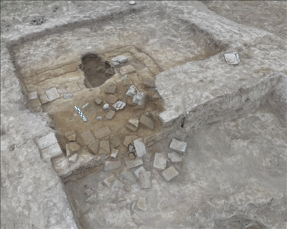 這是都蘭熱水墓群北一區(qū)M37號（“羊圈墓”）祭臺的砌磚。