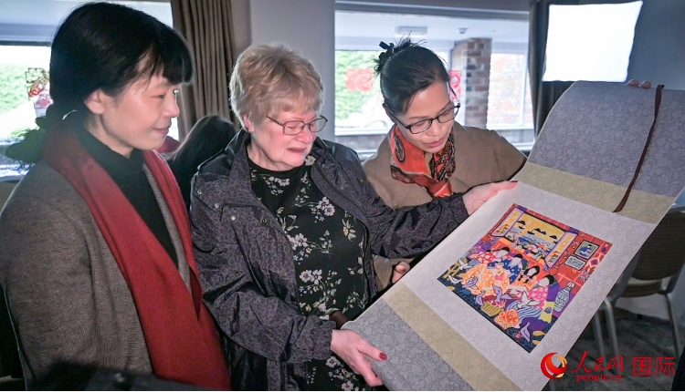 贈送舟山漁民畫。人民網(wǎng) 郭錦標攝