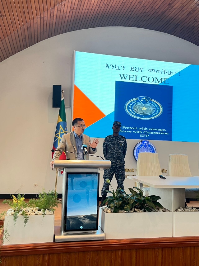 圖為駐埃塞使館首席館員申欽民公參致辭。亞的斯亞貝巴大學(xué)孔子學(xué)院供圖