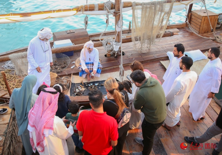 游客了解采珠工作。人民網(wǎng) 塔里克·易卜拉欣攝