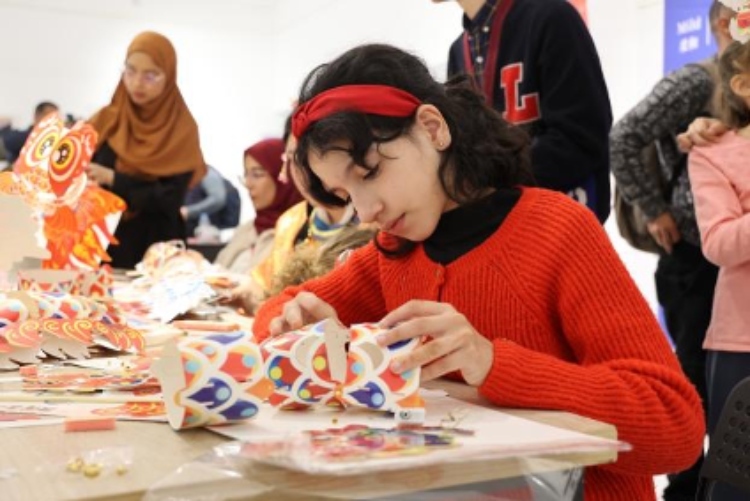參與者在制作元宵彩燈。拉巴特中國(guó)文化中心供圖