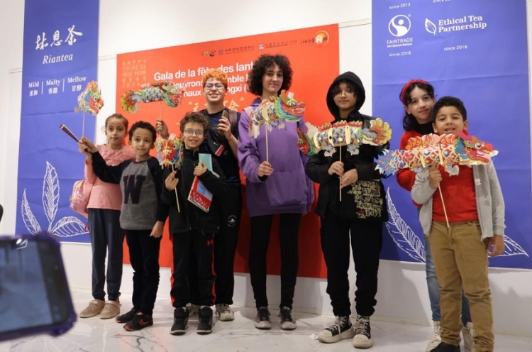 孩子們拿著元宵彩燈合影。拉巴特中國(guó)文化中心供圖