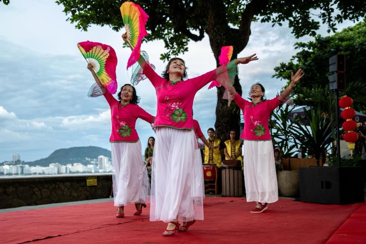當?shù)貢r間2月24日晚，2024年元宵節(jié)慶?；顒釉诎臀骼锛s熱內(nèi)盧市科帕卡巴納要塞舉辦。巴西山河文化促進中心供圖