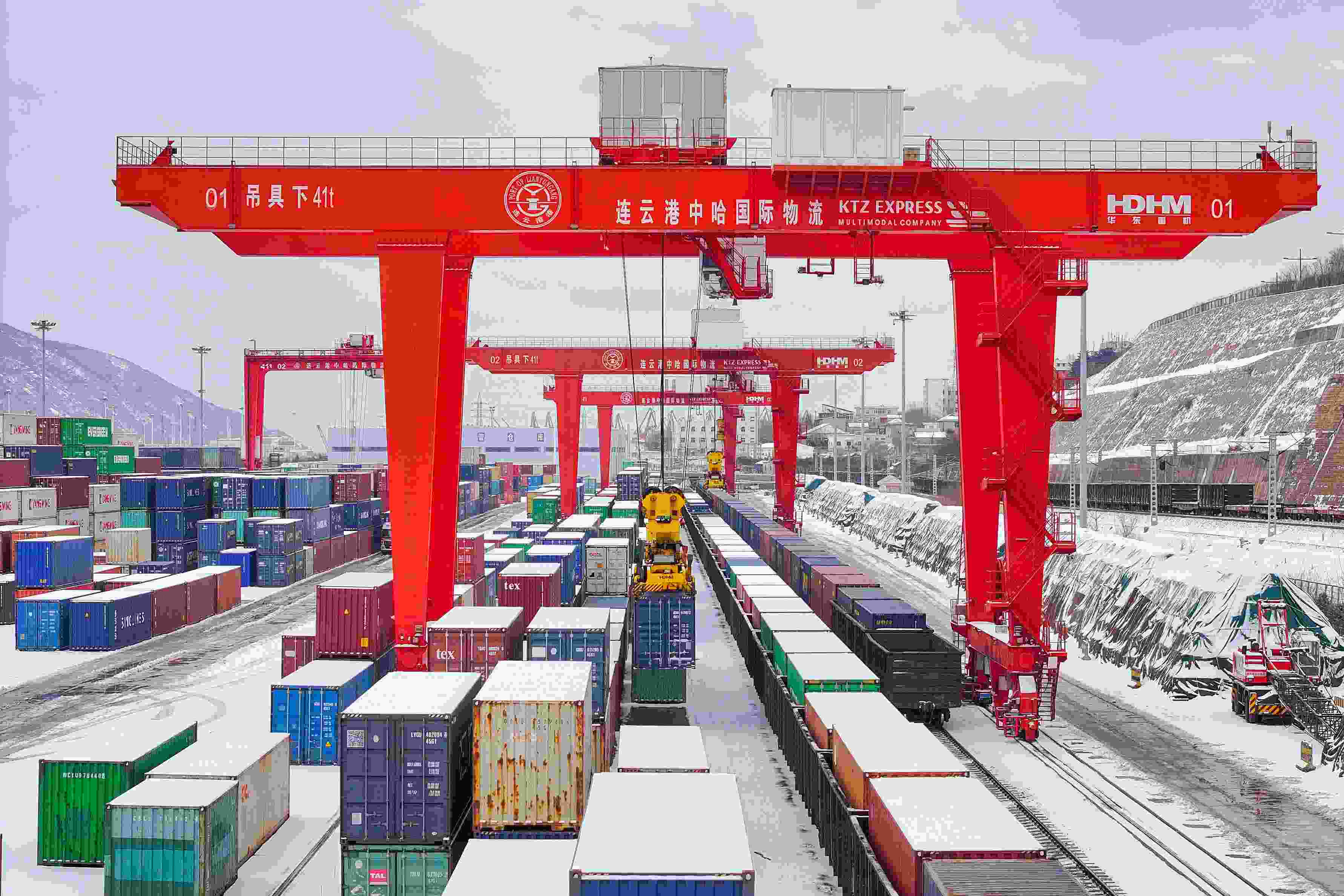 2024年2月22日，江蘇省連云港市中哈連云港物流合作基地，大型機(jī)械正在吊裝集裝箱。