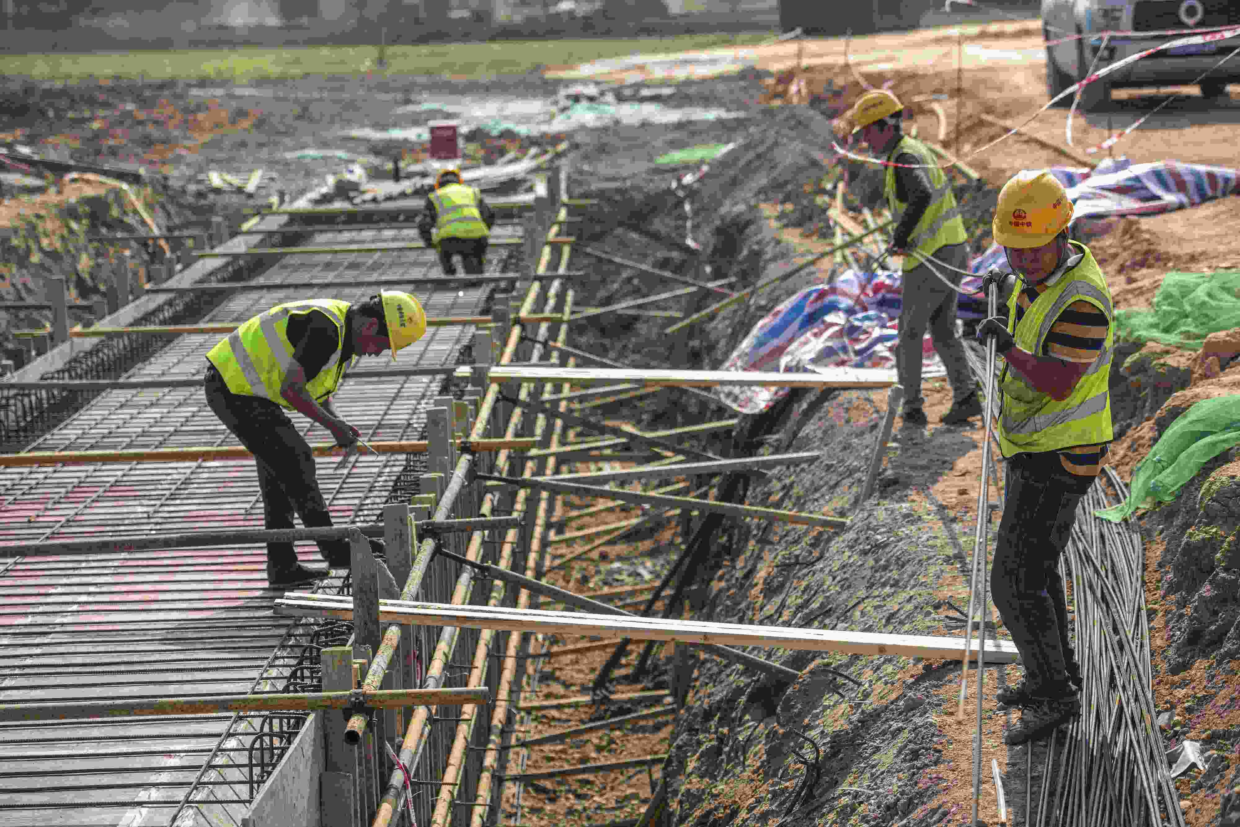 △ 2024年2月20日，海南省瓊海市，工程機械在博鰲樂城國際醫(yī)療旅游先行區(qū)康健路上加緊施工。