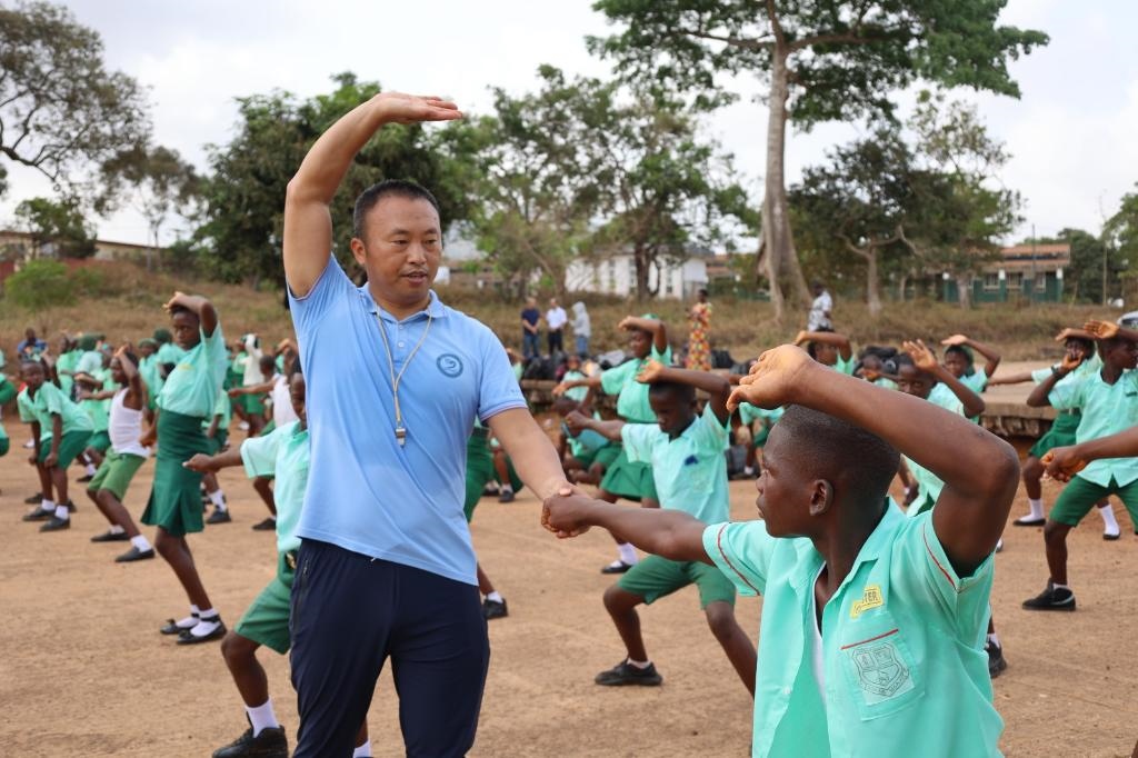 2月20日，在塞拉利昂首都弗里敦，來(lái)自塞拉利昂大學(xué)孔子學(xué)院的武術(shù)教師劉偉在為當(dāng)?shù)貙W(xué)生上武術(shù)課。